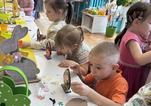 Dzieci pracujące przy stolikach