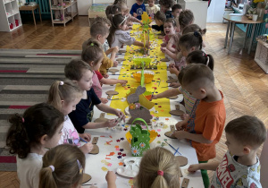 Dzieci ozdabiają pisanki