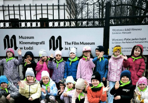 Dzieci przed Muzeum Kinematografii