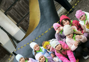 Dzieci na tle olbrzymiego buta