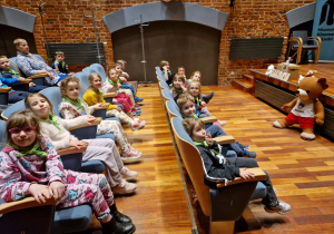 Dzieci w sali kinowej