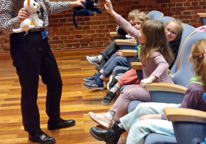 Pani pokazuje kota Filemona i Bonifacego