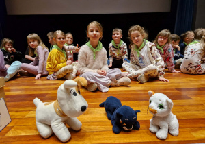 Dzieci z pluszakami kotów i psa Reksia