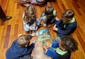 Dzieci układają puzzle w zespołach