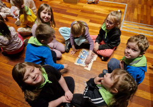 Dzieci układają puzzle