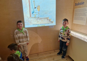 Chłopcy na tle animacji Reksio