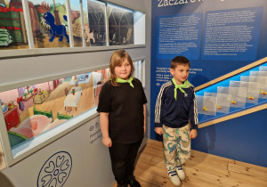 Dzieci na tle makiety zaczarwany ołówek