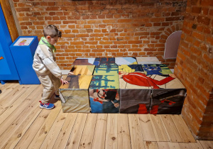 Chłopiec układa ogromne puzzle