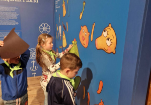 Dzieci układaja postacie