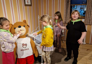 Dzieci w pokoju Misia Uszatka