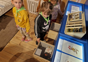 Dziewczynka otwiera szufladę w pokoju Misia Uszatka