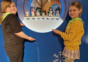 Dziewczynki z postaciami z bajki Mały pingwin Pik Pok