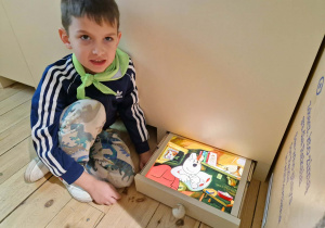 Chłopiec przy animacji Reksia