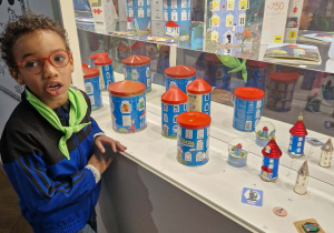 Chłopiec z domkami z doliny Muminków