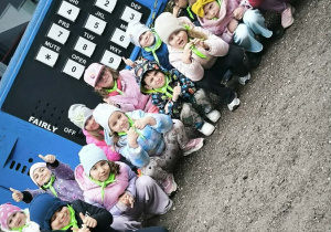 Dzieci przy olbrzymiej słuchawce telefonu