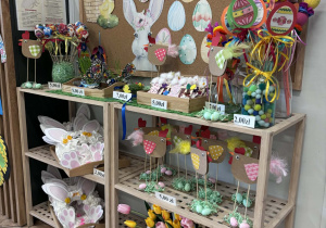 Prace wielkanocne na regałach