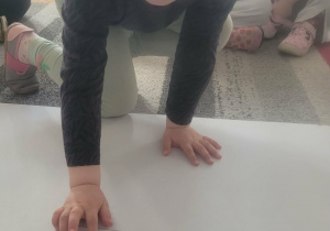 Dziewczynka układa element historyjki