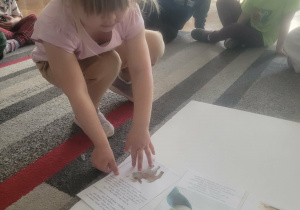 Dziewczynka układa obrazek historyjki