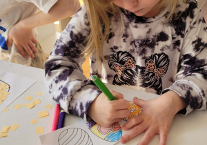 Dziewczynka koloruje pisanki