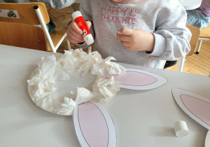 Dziewczynka przyklaja papier toaletowy