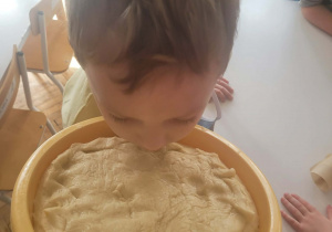 Chłopie wącha ciasto drożdżowe