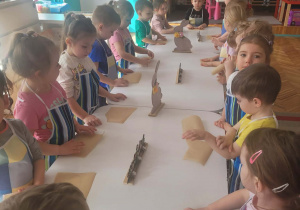 Dzieci podczas warsztatów cukierniczych