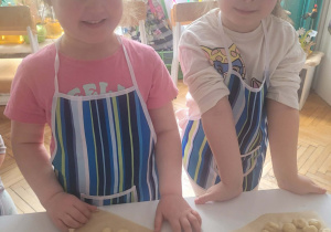 Dziewczynki z barankami z ciasta