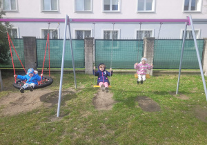 Dzieci na huśtawkach