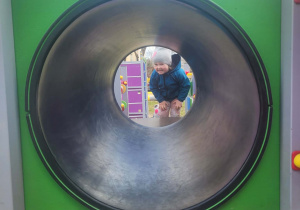 Dziewczynka w tunelu