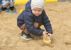 Chłopiec w piaskownicy