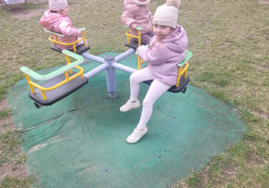 Trójka dzieci na karuzeli