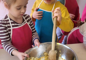 dzieci mieszają sos