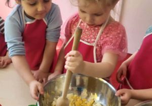 dzieci mieszają sos
