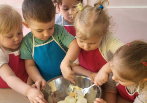dzieci mieszają sos