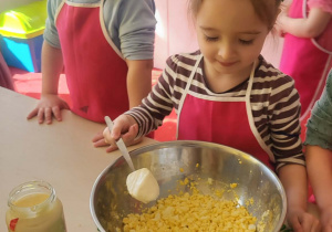 dzieci mieszają sos