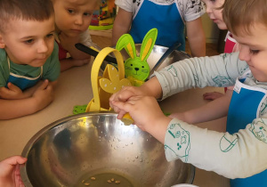 dzieci wyciskają sok z cytryny