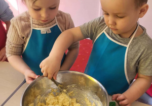 dzieci mieszają sos