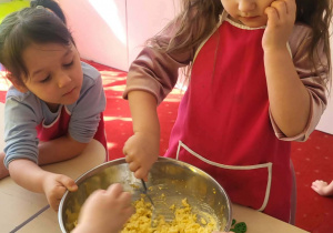 dzieci mieszają sos