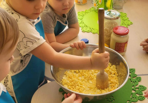 dzieci mieszają sos