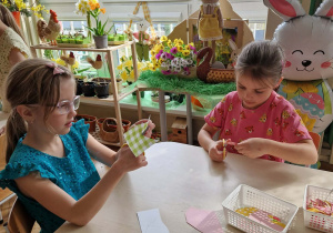 Dziewczynki wycinają nożyczkami