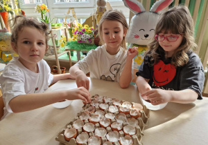 Dziewczynki z zasianą rzeżuchą