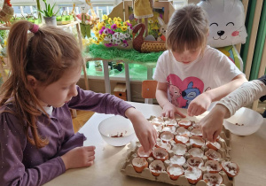 Dziewczynki sieją rzeżuchę