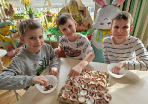 Chłopcy z zasianą rzeżuchą