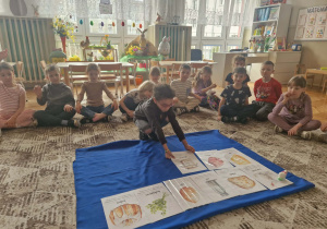 Chłopiec kladzie obrazek ze słoikiem chrzanu