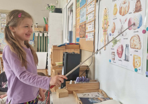 Dziewczynka wskazuje pisanki