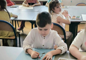 Chłopiec maluje królika