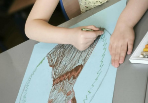 Dziewczynka maluje królika