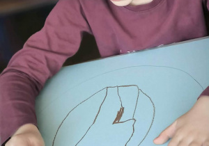 Chłopiec rysuje królika w jajku