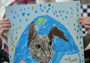 Chłopiec z pisanką i królikiem