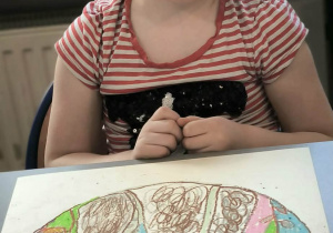 Dziewczynka z kolorowa pisanką